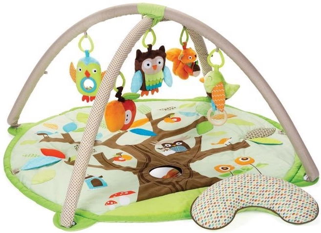 SKIP HOP Treetop Friends játszószőnyeg játékhíddal, 5 játékkal és párnával