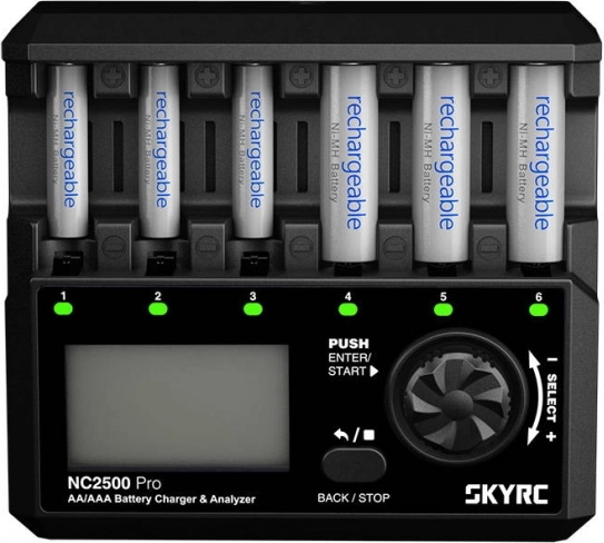 Intelligens AA/AAA SkyRC töltő regenerálással és USB QC 3.0-val