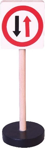 Fa közlekedési tábla – szembejövő forgalomnak elsőbbség BABU