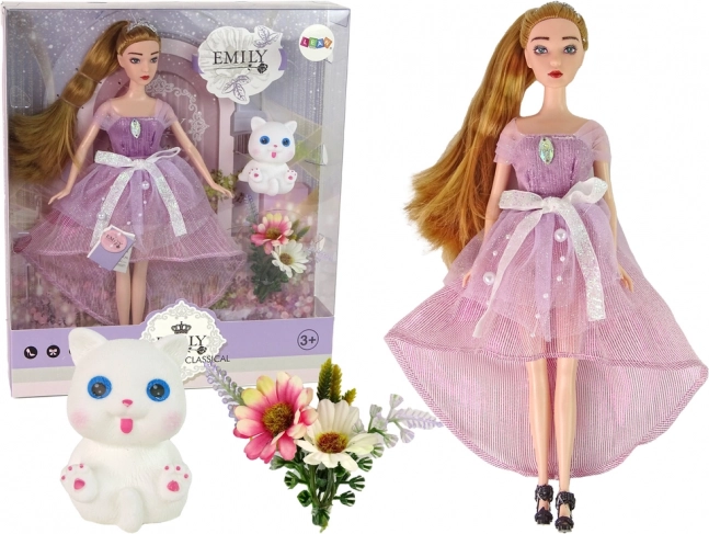 Emily baba hosszú hajjal és fehér kiscicával