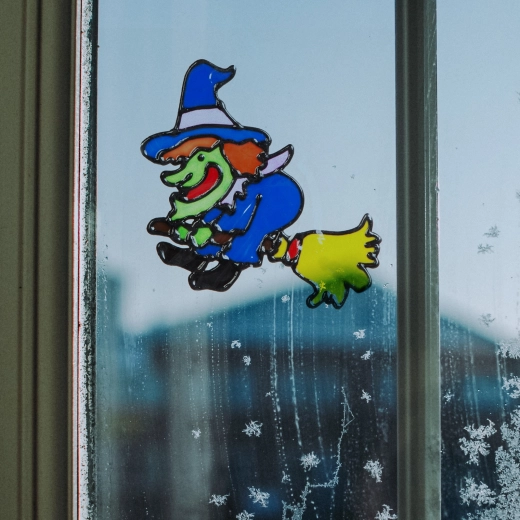Színes halloweeni boszorkányos ablakdekoráció