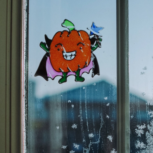 Csillogó, színes tök alakú halloweeni ablakdekoráció