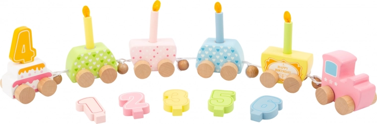 Fa születésnapi vonat számokkal és gyertyákkal