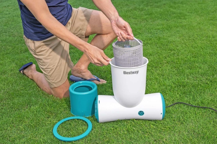 BESTWAY FlowClear Skimatic szűrőszivattyú beépített szkimmerrel 3974 l/óra + tartalék szűrő