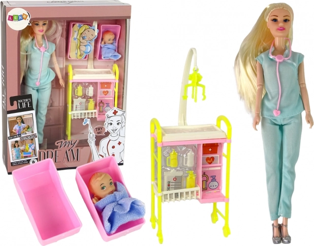 Orvosi baba hosszú hajjal és kiegészítőkkel