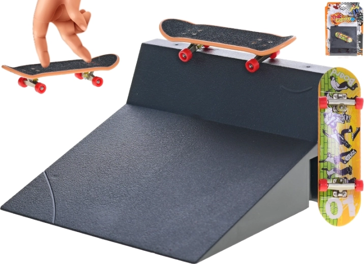 Mini fém gördeszka rámpával, 9,5 cm