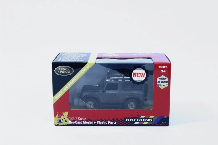 Terepjáró autó modell TOMY Britains Land Rover Defender 90 „sáros” kivitelben 1:32