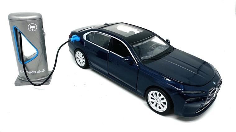 MSZ BMW i7 autómodell 1/32 fénnyel és hanggal - 1 db