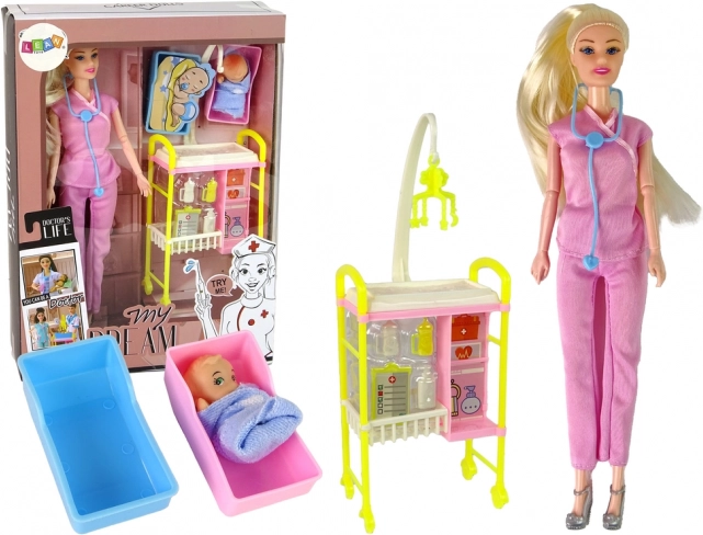 Orvosi baba hosszú hajjal és kiegészítőkkel