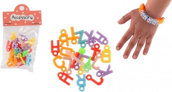 Műanyag gyöngyök – szívecskék és betűk zsinórral