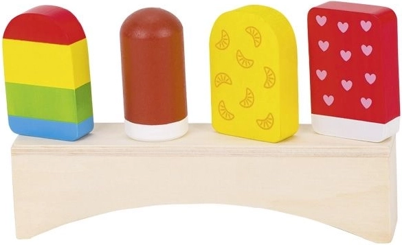 Színes fa jégkrémek állványon