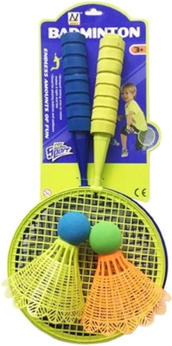 Színes ütők labdákkal és műanyag kosárkákkal szabadtérre