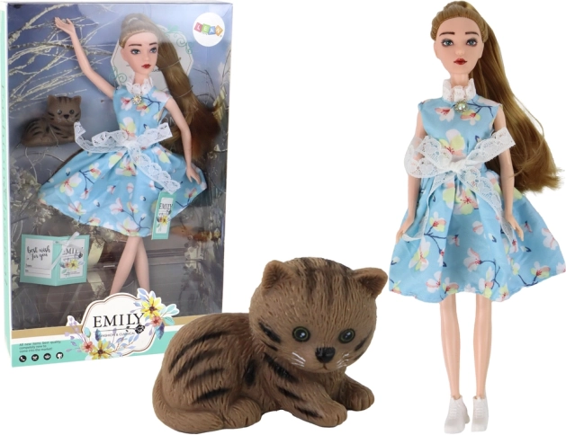 Emily tavaszi baba hosszú hajjal, kék ruhában és kiscicával