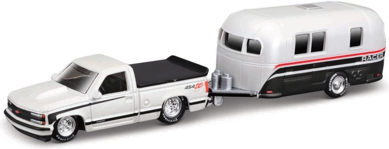 Maisto Design Tow & Go Chevrolet 454 SS pick-up lakókocsival 1:64