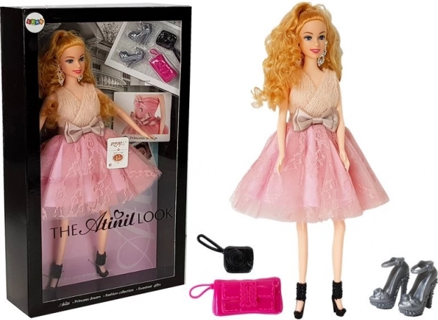 Szőke modell baba 28 cm kézitáskával és magassarkúval