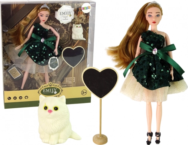 Emily baba fehér kiscicával és fa szívvel