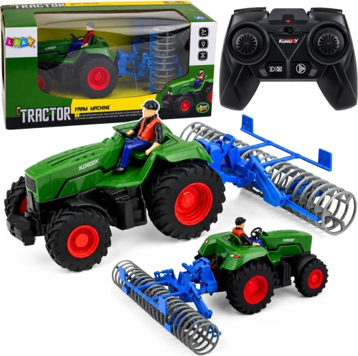 Zöld RC traktor talajhengerrel és gazda figurával 1:24