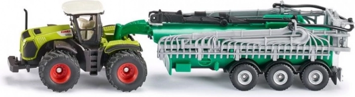 Xerion osztályú traktor permetezővel és tartálykocsival