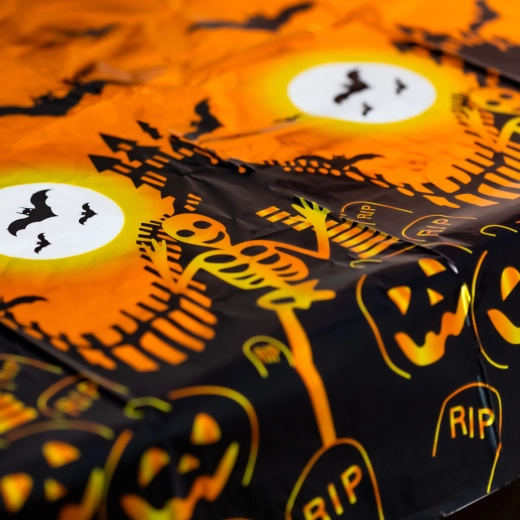Halloween asztalterítő alumíniumhatással, 137 × 183 cm – sírkő