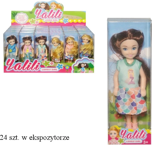 Mini baba különböző outfitekben