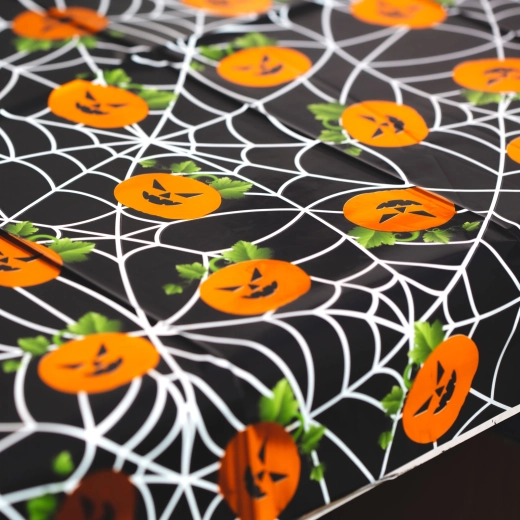 Halloween terítő alumíniumhatással 137 × 183 cm – tökök és pókháló