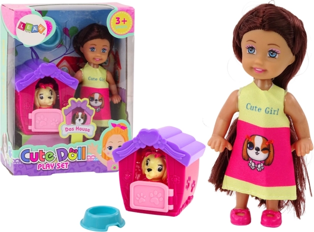 Mini baba hosszú hajjal és színes szoknyával kutyával és kutyaházzal