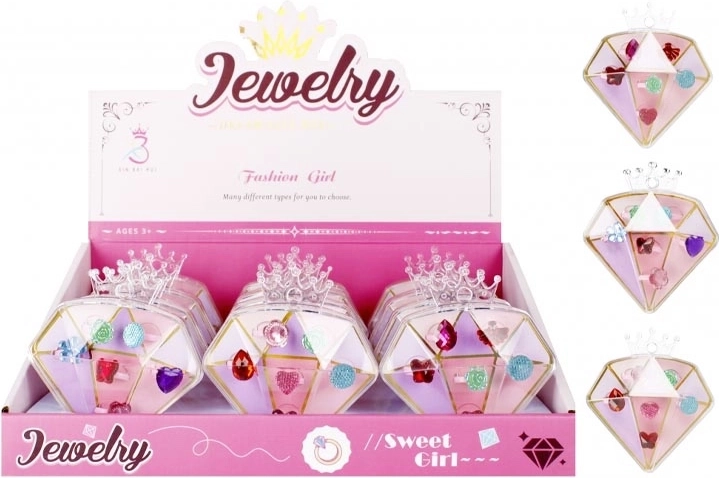 Gyermekgyűrűk készlete gyémánt alakú dobozban