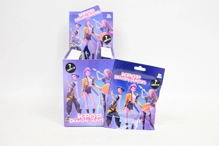 K-pop blind bag kulcstartó – KPop Demon Hunters (12 db displayben)