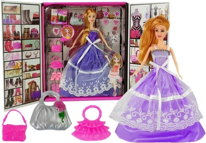 baba lila ruhában kiegészítőkkel – táskák, ékszerek és magassarkúk