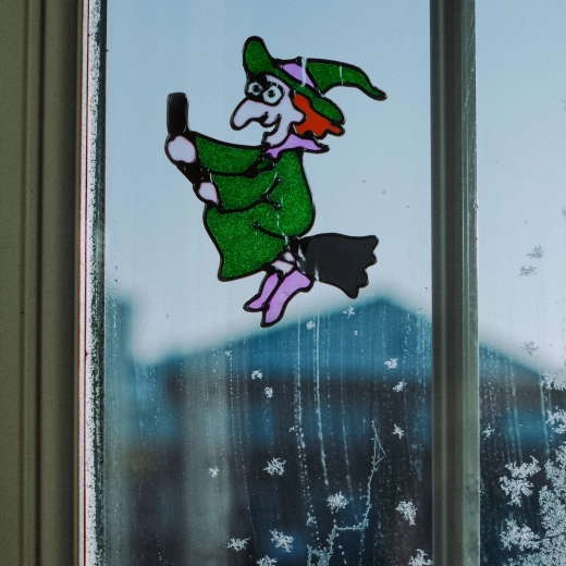 Csillámos halloween ablakdekoráció boszorkány alakban