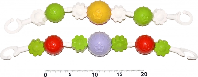 Babasétáló lánc virágokkal és golyókkal