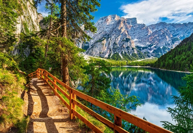 Puzzle 1000 darabos – Braies-tó, Olaszország 68 × 47 cm Castorland