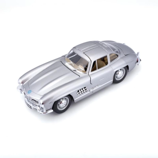 Mercedes-Benz 300SL ezüst modellautó 1:24 méretarányban