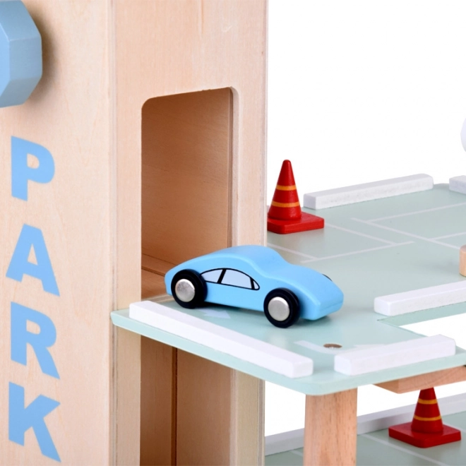 Többszintes fa parkoló garázs lifttel és autókkal