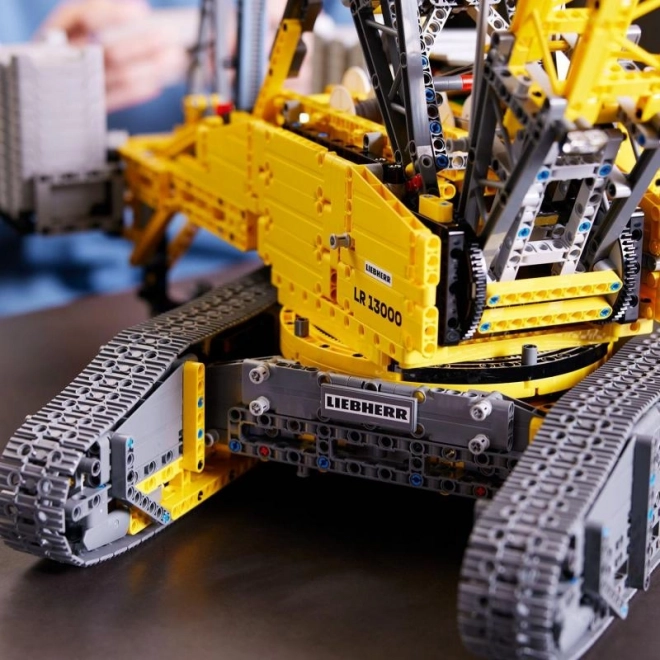 Liebherr LR 13000 lánctalpas daru Lego Technic készlet felnőtteknek