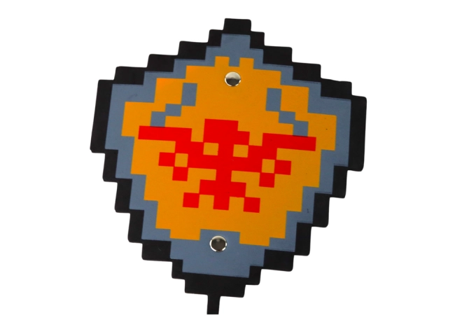 Pajzs masszív fogással és feltűnő pixeles dizájnnal
