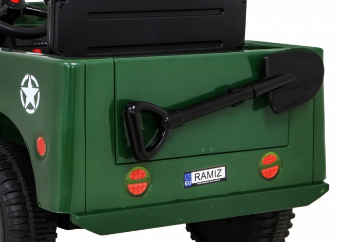 Retro katonai autó gyerekeknek zöld + 4x4 hajtás + távirányítás + 2 poggyásztartó + lassú indítás + MP3 LED