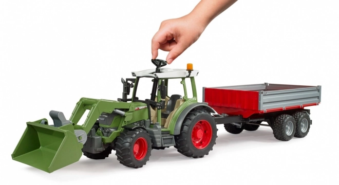 Fendt Vario 211 traktor homlokrakodóval és billenő utánfutóval