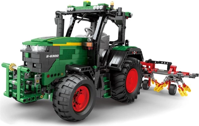 Valósághű traktor boronával