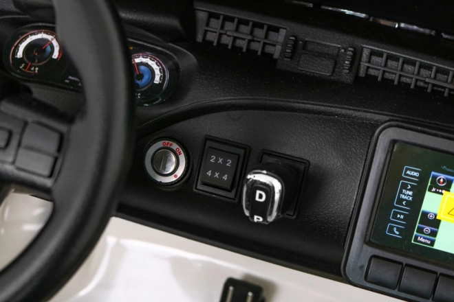 Toyota Hilux jármű fehér