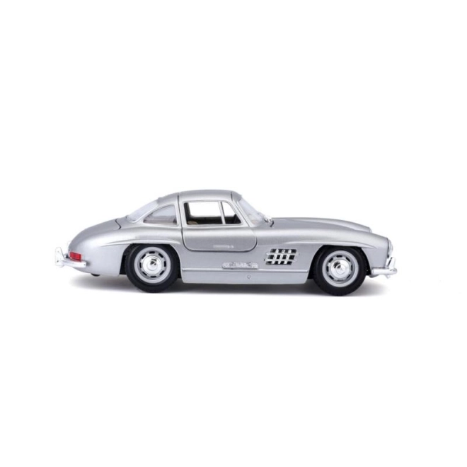 Mercedes-Benz 300SL ezüst modellautó 1:24 méretarányban