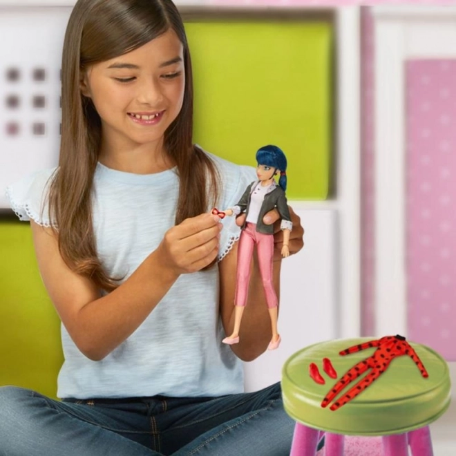 Miraculous: Katicabogár és Fekete Macska Marinette baba szuperhősrúhával