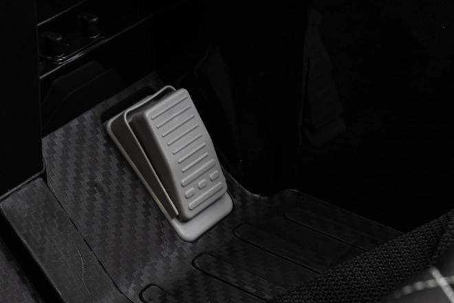 Mercedes AMG G63 gyerekeknek fekete + távirányító + MP3 LED + lassú indítás + EVA + övek