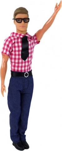 Kevin báb a elegáns öltönyben, piros inggel