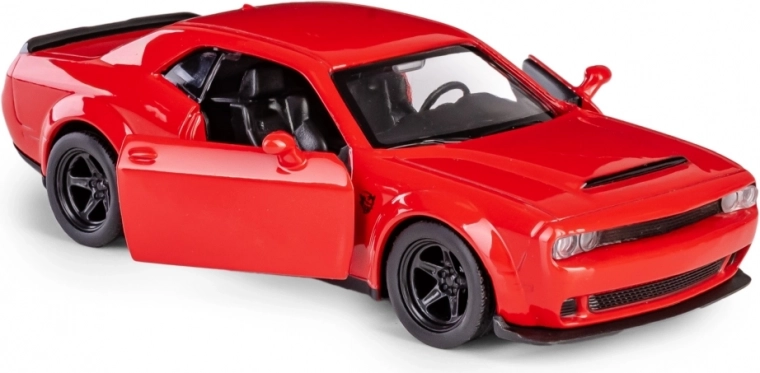 Nyitható ajtók és részletes beltér