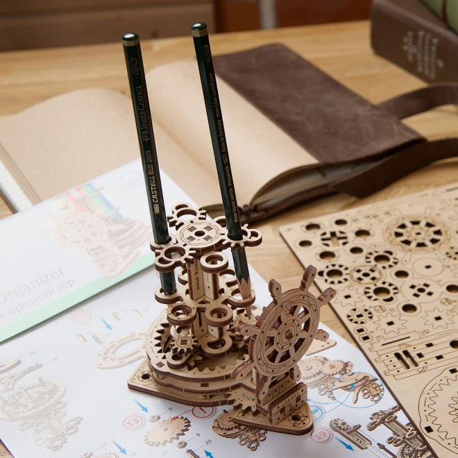 Ugears 3D Fa Mechanikus Puzzle Írószertartó