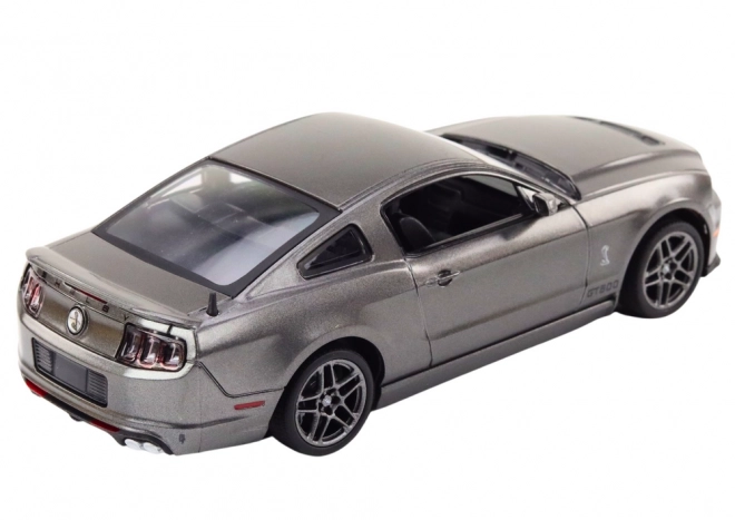 Ezüst Ford Shelby GT500 modell 1:24 méretarányban