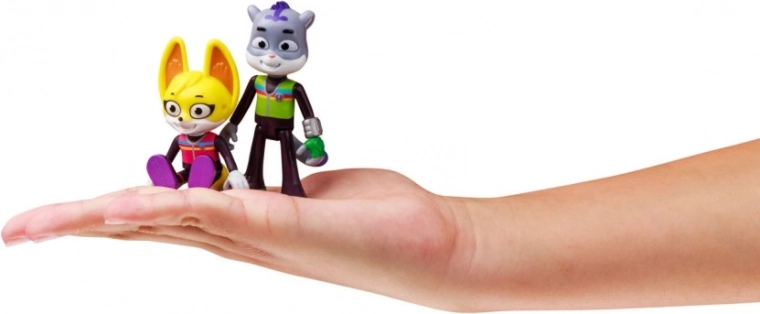 Két hősies figura „szárnyakkal”