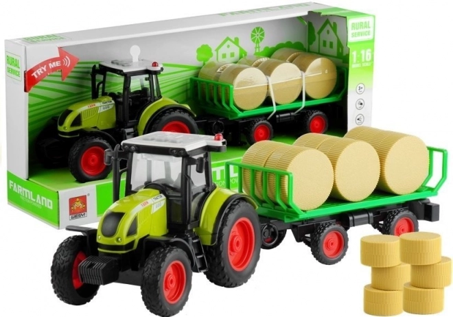 Zöld traktor utánfutóval és szénával