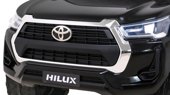 Toyota Hilux akkumulátor gyerekeknek fekete + 4x4 hajtás + távirányító + 2 csomagtartó + MP3 rádió + LED dióda